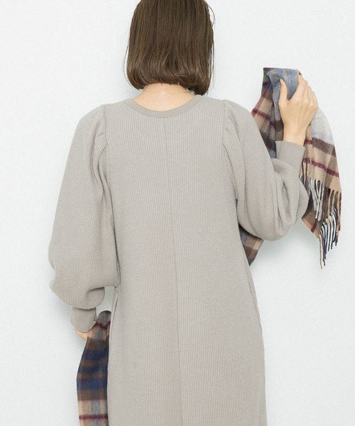 URBAN RESEARCH Sonny Label（アーバンリサーチサニーレーベル）の「パフスリーブ起毛ワッフルカットワンピース（ワンピース・レディース・ブラック/モカ/グレー系その他・FREE）」の6枚目の写真