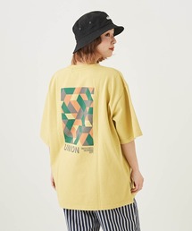 CUBE SUGAR（キューブシュガー）の「コットン天竺グラフィックロゴバックプリントTシャツ（Tシャツ/カットソー）」