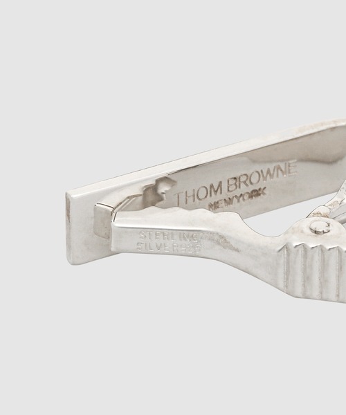 THOM BROWNE(トムブラウン)の「HORIZONTAL SHORT TIE BAR W/ RWB ENAMEL IN STERLING SILVER(ネクタイピン・レディース・マルチ・ONE SIZE)」の2枚目の写真