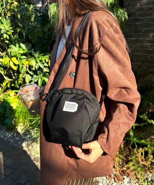 FREDRIK PACKERS(フレドリックパッカーズ)の「【FREDRIK PACKERS】500D DIVISION PACK(ショルダーバッグ・レディース・オリーブ/ベージュ/ブラック・FREE)」の2枚目の写真