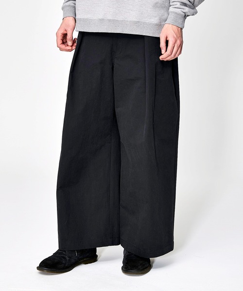 Iroquois（イロコイ）の「IROQUOIS イロコイ / HIGH COUNT RUBBER CLOTH WIDE CHINOS ハイカウントラバークロスワイドチノパンツ / 477201（チノパンツ・メンズ・モカ/ブラック・1/2/3）」の2枚目の写真