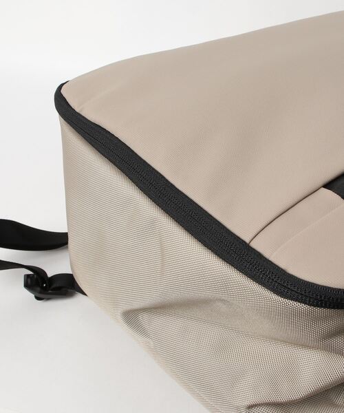 Mammut(マムート)の「【 MAMMUT 】Seon Transporter 25L(バックパック/リュック・メンズ・ブラック/ダークネイビー/ライトベージュ・FREE)」の4枚目の写真