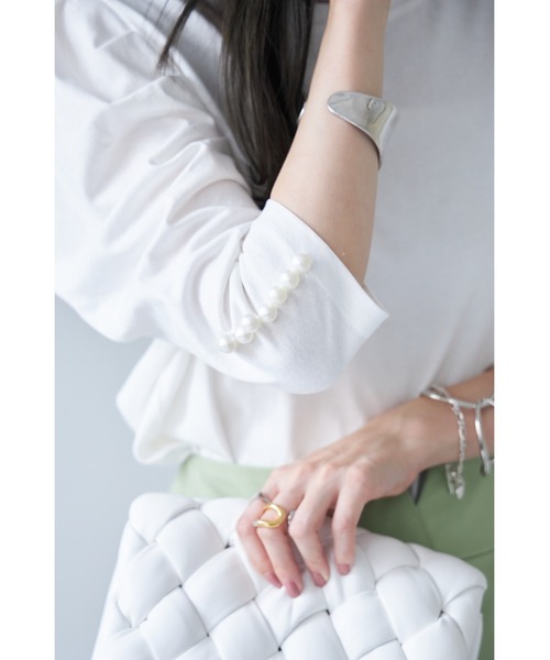 &. NOSTALGIA(アンドドットノスタルジア)の「【ZOZO限定】袖口パールタックスリーブプルオーバー(Tシャツ/カットソー・レディース・ブラック/ホワイト・FREE)」の15枚目の写真