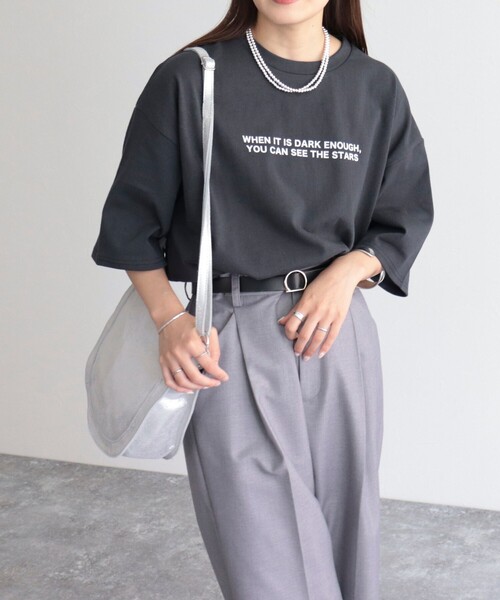 fredy emue(フレディエミュ)の「ちびロゴ5分袖Tシャツ(Tシャツ/カットソー・レディース・チャコールグレー/オフホワイト/ブラウン・38)」の1枚目の写真