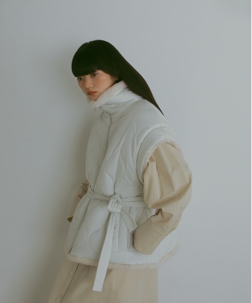 CASA FLINE(カーサフライン)の「キルティングボアリバーシブルベスト(ブルゾン・レディース・ホワイト/ブラウン/カーキ・FREE)」の4枚目の写真