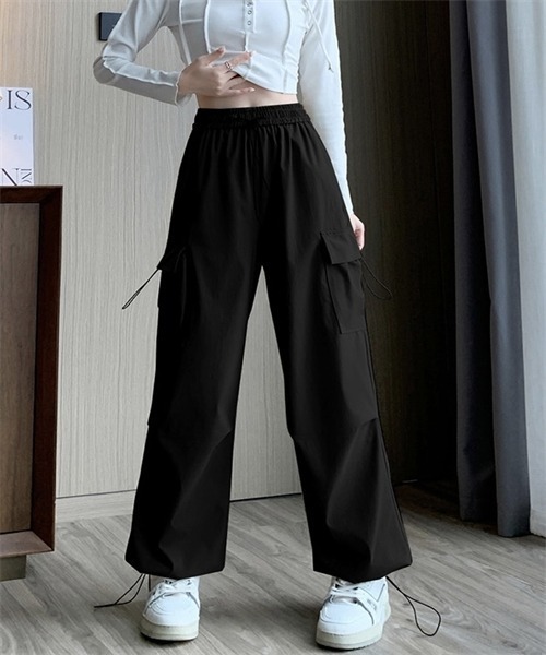 FREE STYLISTS(フリー スタイリスト)の「サイドポケット裾ドローコードワイドカーゴパンツ(カーゴパンツ・レディース・チャコールグレー/ブラック/カーキ/カーキオリーブ/レッド・2XL/XL/M/S/L)」の2枚目の写真