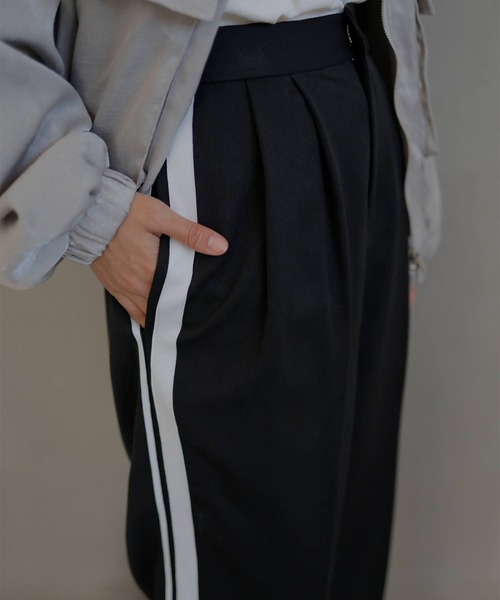 hellam（へラム）の「TRツイル/ピンストライプサイドラインタックパンツ（スラックス・レディース・ブラック/グレー/グレイッシュベージュ/グレー系・FREE）」の9枚目の写真