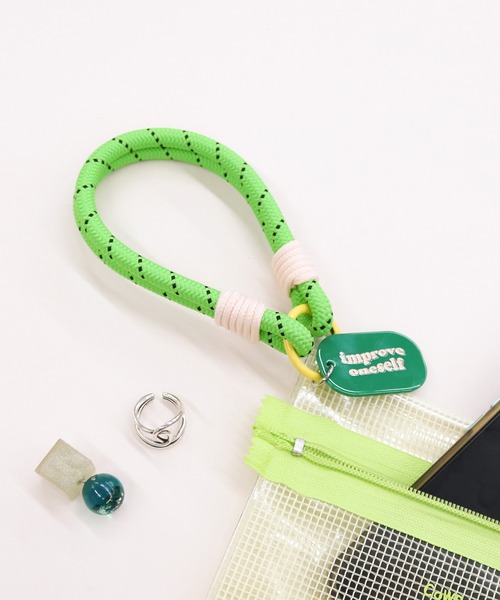 ACCOMMODE(アコモデ)の「アソートハンドストラップ / スマホストラップ(スマホグッズ・レディース・ブルー/ブラック/ホワイト/グリーン/ピンク・FREE)」の1枚目の写真