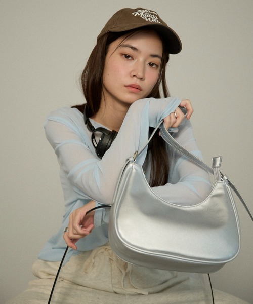 GUSCIO(グッシオ)の「【グッシオベーシック】ワンハンドルハーフムーンバッグ(トートバッグ・レディース・アイボリー/ブラック/シルバー/ダークブラウン・FREE)」の4枚目の写真