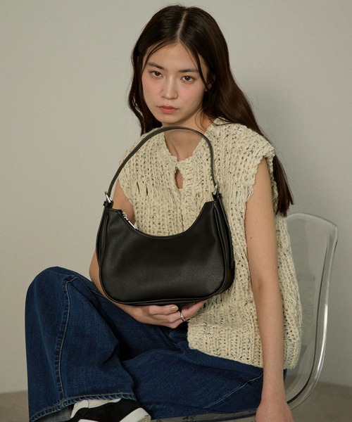 GUSCIO(グッシオ)の「【グッシオベーシック】ワンハンドルハーフムーンバッグ(トートバッグ・レディース・アイボリー/ブラック/シルバー/ダークブラウン・FREE)」の3枚目の写真