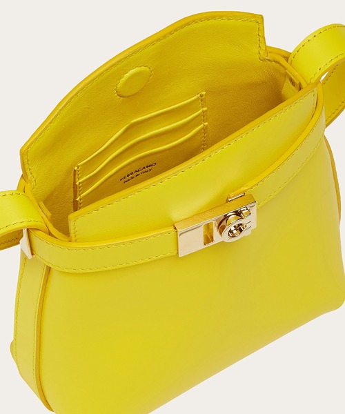FERRAGAMO（フェラガモ）の「スマートフォンケース（ショルダーバッグ・レディース・イエロー・ONE SIZE）」の4枚目の写真