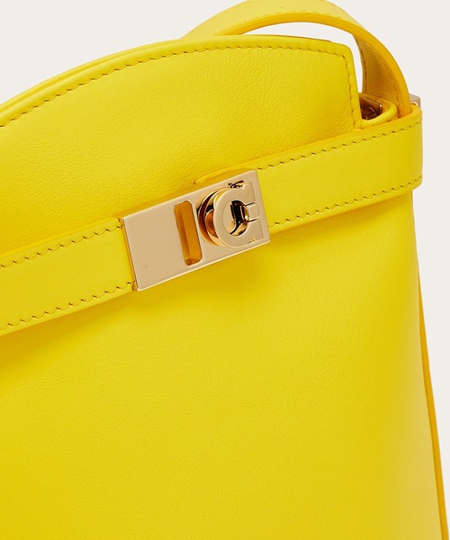 FERRAGAMO（フェラガモ）の「スマートフォンケース（ショルダーバッグ・レディース・イエロー・ONE SIZE）」の5枚目の写真