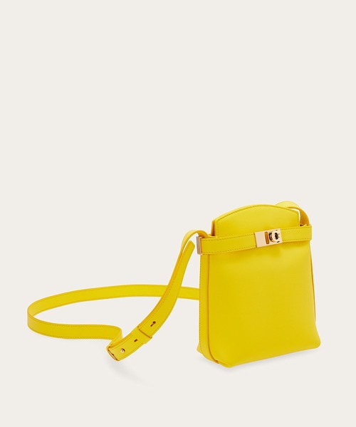 FERRAGAMO（フェラガモ）の「スマートフォンケース（ショルダーバッグ・レディース・イエロー・ONE SIZE）」の6枚目の写真