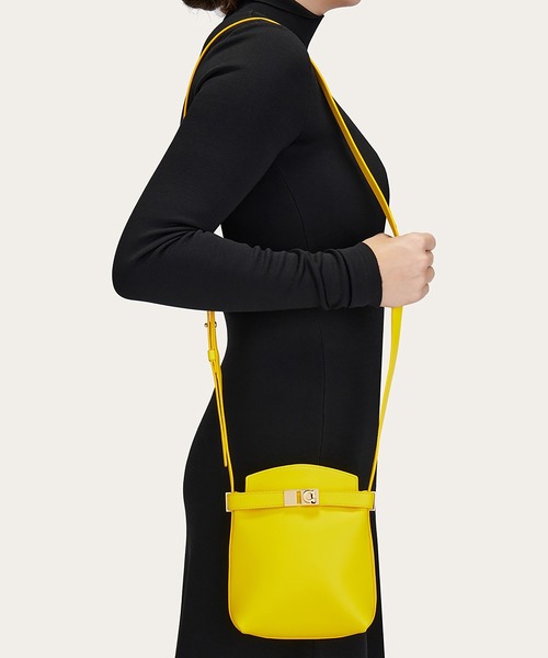 FERRAGAMO（フェラガモ）の「スマートフォンケース（ショルダーバッグ・レディース・イエロー・ONE SIZE）」の7枚目の写真