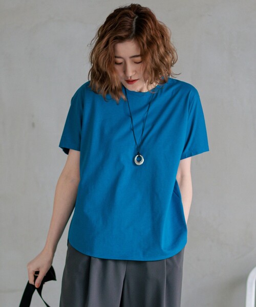 23区(ニジュウサンク)の「【洗える】ALBINIコーコラン シャツテール Tシャツ(Tシャツ/カットソー・レディース・ブラック系/ブルー系/ベージュ系/ホワイト系・32)」の4枚目の写真