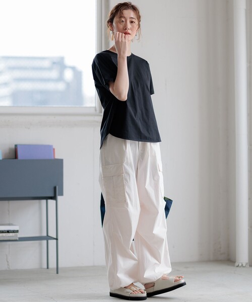 23区(ニジュウサンク)の「【洗える】ALBINIコーコラン シャツテール Tシャツ(Tシャツ/カットソー・レディース・ブラック系/ブルー系/ベージュ系/ホワイト系・32)」の5枚目の写真