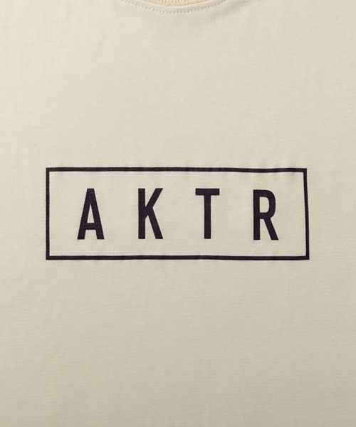 AKTR(アクター)の「AKTR SEASONAL AKTR LOGO SPORTS TEE(アクター シーズナル アクター ロゴ スポーツティー)(Tシャツ/カットソー・メンズ・パープル/ブルー/ベージュ系・MEDIUM/LARGE/X-LARGE/XX-LARGE)」の5枚目の写真