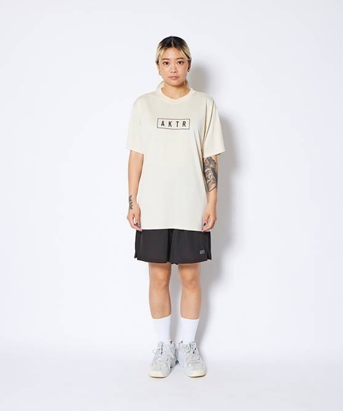 AKTR(アクター)の「AKTR SEASONAL AKTR LOGO SPORTS TEE(アクター シーズナル アクター ロゴ スポーツティー)(Tシャツ/カットソー・メンズ・パープル/ブルー/ベージュ系・MEDIUM/LARGE/X-LARGE/XX-LARGE)」の9枚目の写真
