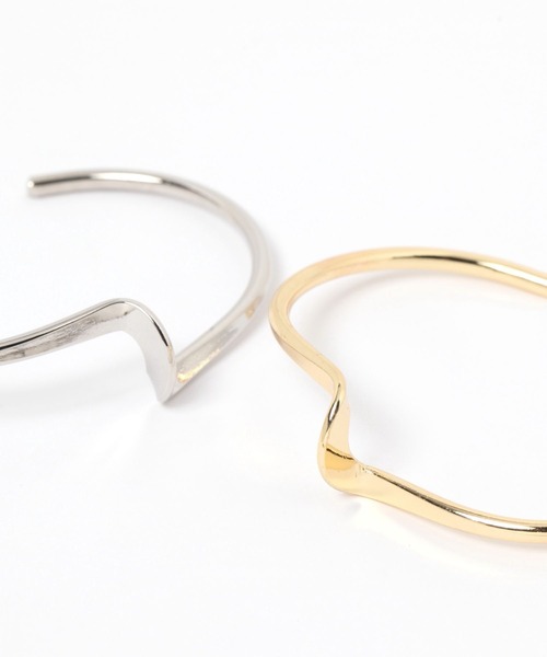 LAKOLE(ラコレ)の「ひねりメタルバングル / 120736(バングル/リストバンド・レディース・その他1/その他2・FREE)」の4枚目の写真
