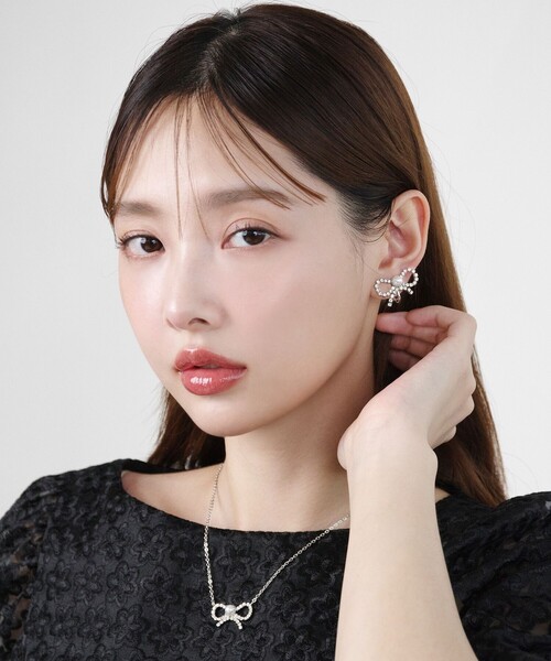 TOCCA(トッカ)の「GLITTER RIBBON EARRINGS イヤリング(イヤリング・レディース・ゴールド系/ブラック系/ホワイト系・F)」の1枚目の写真