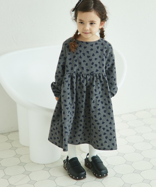 pairmanon（ペアマノン）の「総柄 長袖 リラックス ワンピース（ワンピース・キッズ・アイボリー/グレー系その他/ブラウン系その他/ブラック系その他/ブルー/ピンク/レッド系その他/パープル系その他/ドット/ラベンダー・100/110/120/130/140/150/90）」の4枚目の写真