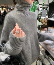 オーバーサイズタートルネックニット