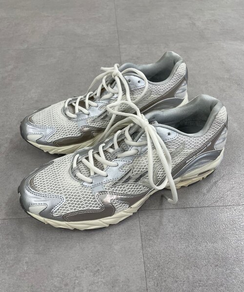 Omekashi(オメカシ)の「MIZUNO WAVE RIDER スニーカー(スニーカー・レディース・シルバー/ライム・23cm/24cm/25cm)」の2枚目の写真