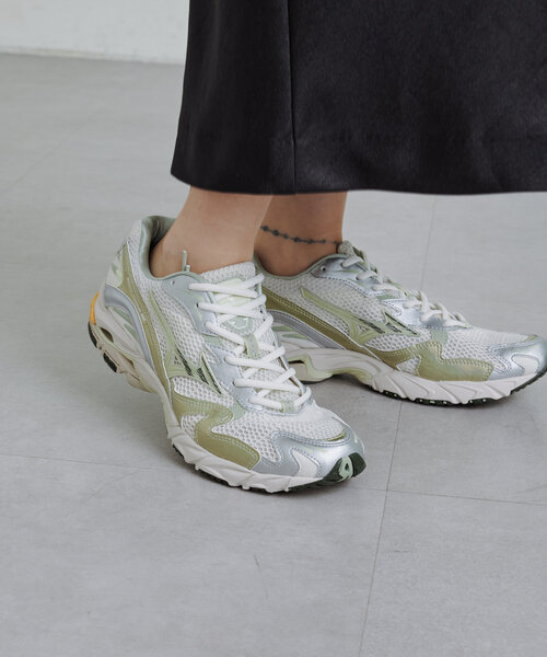 Omekashi(オメカシ)の「MIZUNO WAVE RIDER スニーカー(スニーカー・レディース・シルバー/ライム・23cm/24cm/25cm)」の3枚目の写真