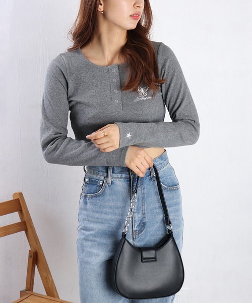 STARTER BLACK LABEL（スターターブラックレーベル）の「STARTER BLACK LABEL 蝶刺繍 ヘンリーネック クロップド丈 テレコリブ ロンＴ（Tシャツ/カットソー・レディース・カーキ/ブラック/チャコール/ホワイト/ピンク・M/L）」の6枚目の写真