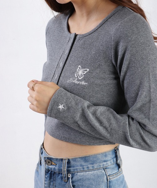STARTER BLACK LABEL（スターターブラックレーベル）の「STARTER BLACK LABEL 蝶刺繍 ヘンリーネック クロップド丈 テレコリブ ロンＴ（Tシャツ/カットソー・レディース・カーキ/ブラック/チャコール/ホワイト/ピンク・M/L）」の9枚目の写真
