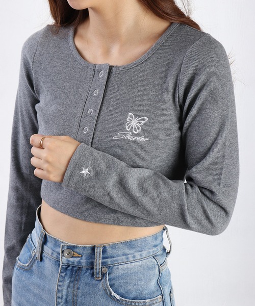 STARTER BLACK LABEL（スターターブラックレーベル）の「STARTER BLACK LABEL 蝶刺繍 ヘンリーネック クロップド丈 テレコリブ ロンＴ（Tシャツ/カットソー・レディース・カーキ/ブラック/チャコール/ホワイト/ピンク・M/L）」の8枚目の写真