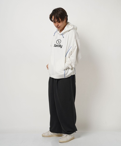 1111clothing(ワンフォークロージング)の「パイピング メタルプリント パーカー / Piping Metal Printed Hoodie(パーカー・メンズ・ブラック/オフホワイト・M/L)」の5枚目の写真