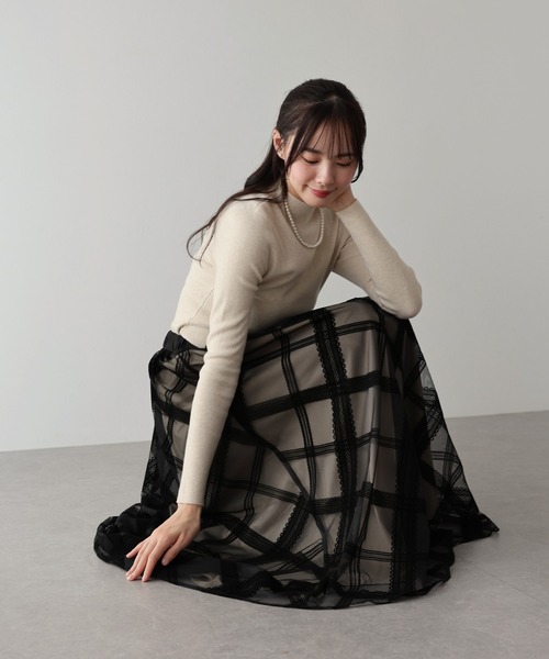 BLUEEAST（ブルーイースト）の「丈が選べるフロッキーチェックチュールスカート（スカート・レディース・ブラック/ベージュ/ネイビー/ブラック系/グレー系・SHORT/LONG）」の2枚目の写真