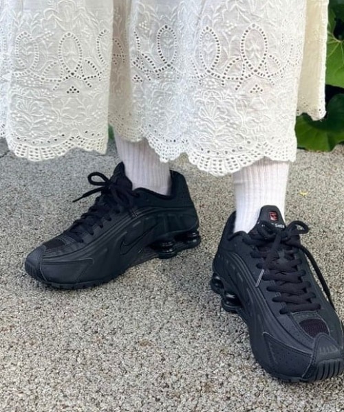 NIKE / SHOX R4 / ナイキ / ショックス R4 / ウィメンズ（スニーカー