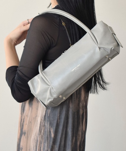 CHRISTIAN VILLA（クリスチャンヴィラ）の「【CHRISTIAN VILLA】横長レザーハンドバッグ(Q56337)（ハンドバッグ・レディース・ライトグレー/ブラック・ALL）」の2枚目の写真
