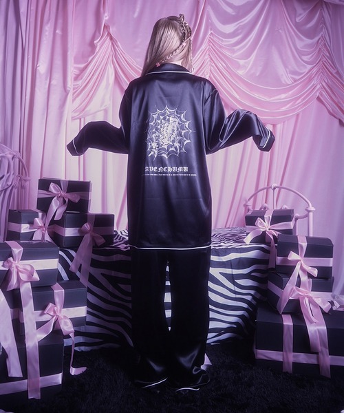 AVENCHUMU（アバンチュウム）の「Spider web skull print room wear