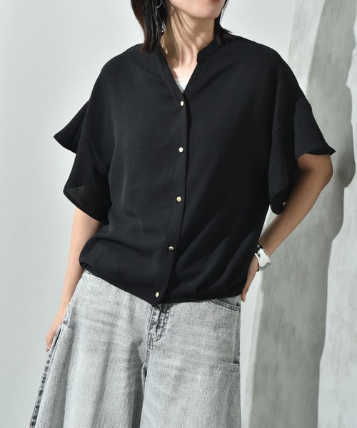 INTERPLANET（インタープラネット）の「【接触冷感・UV】ポーラキーネックゴールド釦ワイドスリーブブラウス（シャツ/ブラウス・レディース・ブラック/ブルー/オフホワイト/イエロー・FREE）」の2枚目の写真