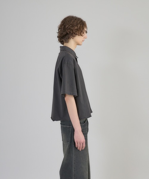 Regen Glanz(レーゲングランツ)の「cropped pigment dyed loose fit T-shirt/クロップドピグメントポロTシャツ(ポロシャツ・メンズ・ブラック/ネイビー・MEDIUM/LARGE)」の5枚目の写真