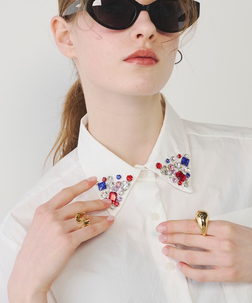 VIOLETTA（ヴィオレッタ）の「ビジューカラークロップドシャツ（シャツ/ブラウス・レディース・ブラック/ホワイト×シルバー/ブラック×シルバー/ホワイト・FREE）」の2枚目の写真