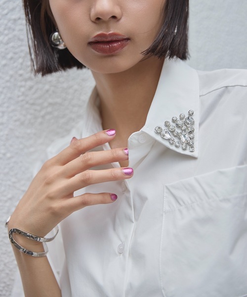 VIOLETTA（ヴィオレッタ）の「ビジューカラークロップドシャツ（シャツ/ブラウス・レディース・ブラック/ホワイト×シルバー/ブラック×シルバー/ホワイト・FREE）」の3枚目の写真