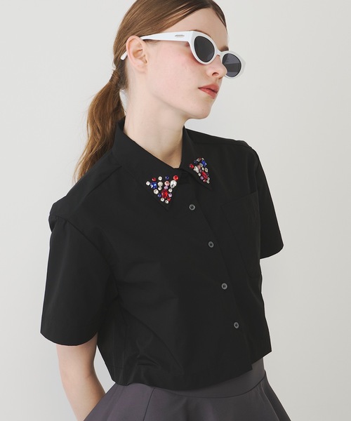 VIOLETTA（ヴィオレッタ）の「ビジューカラークロップドシャツ（シャツ/ブラウス・レディース・ブラック/ホワイト×シルバー/ブラック×シルバー/ホワイト・FREE）」の4枚目の写真