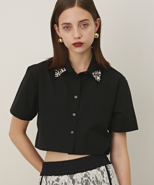 VIOLETTA（ヴィオレッタ）の「ビジューカラークロップドシャツ（シャツ/ブラウス・レディース・ブラック/ホワイト×シルバー/ブラック×シルバー/ホワイト・FREE）」の6枚目の写真