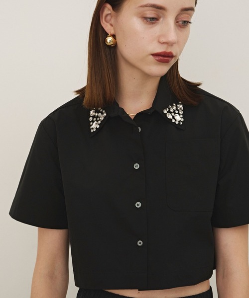 VIOLETTA（ヴィオレッタ）の「ビジューカラークロップドシャツ（シャツ/ブラウス・レディース・ブラック/ホワイト×シルバー/ブラック×シルバー/ホワイト・FREE）」の5枚目の写真