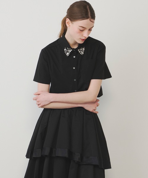 VIOLETTA（ヴィオレッタ）の「ビジューカラークロップドシャツ（シャツ/ブラウス・レディース・ブラック/ホワイト×シルバー/ブラック×シルバー/ホワイト・FREE）」の13枚目の写真