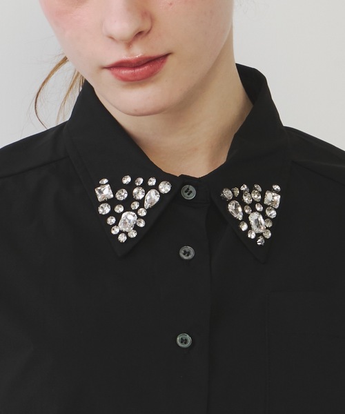 VIOLETTA（ヴィオレッタ）の「ビジューカラークロップドシャツ（シャツ/ブラウス・レディース・ブラック/ホワイト×シルバー/ブラック×シルバー/ホワイト・FREE）」の8枚目の写真