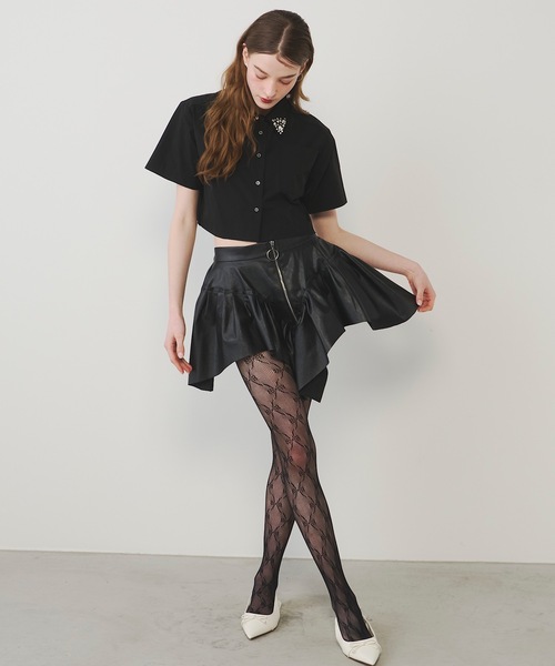 VIOLETTA（ヴィオレッタ）の「ビジューカラークロップドシャツ（シャツ/ブラウス・レディース・ブラック/ホワイト×シルバー/ブラック×シルバー/ホワイト・FREE）」の11枚目の写真