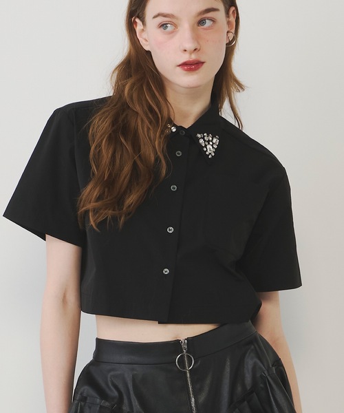 VIOLETTA（ヴィオレッタ）の「ビジューカラークロップドシャツ（シャツ/ブラウス・レディース・ブラック/ホワイト×シルバー/ブラック×シルバー/ホワイト・FREE）」の15枚目の写真