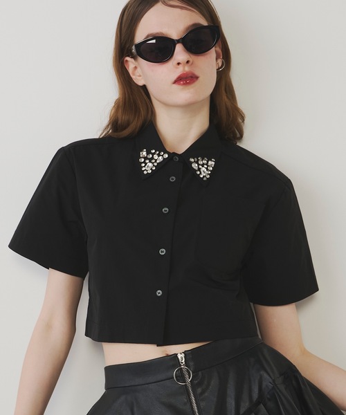 VIOLETTA（ヴィオレッタ）の「ビジューカラークロップドシャツ（シャツ/ブラウス・レディース・ブラック/ホワイト×シルバー/ブラック×シルバー/ホワイト・FREE）」の18枚目の写真