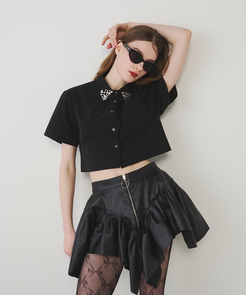 VIOLETTA（ヴィオレッタ）の「ビジューカラークロップドシャツ（シャツ/ブラウス・レディース・ブラック/ホワイト×シルバー/ブラック×シルバー/ホワイト・FREE）」の10枚目の写真