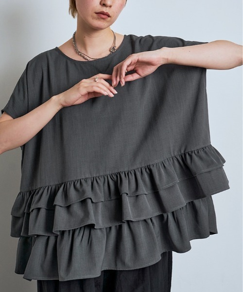 W:Huku(フーク)の「【W:Huku / イージーライトシリーズ】ゆるっと着られて、きれい見え。ハーフスリーブ ティアード フリル トップス(シャツ/ブラウス・レディース・ブラック/オフホワイト/グリーン系その他/チャコール/ブラウン・FREE)」の4枚目の写真